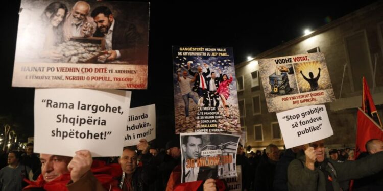 “Të rinjtë i dëbojnë, prindërit i vjedhin”, pankartat pikante në protestën e “Shqipëria Bëhet”