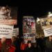“Të rinjtë i dëbojnë, prindërit i vjedhin”, pankartat pikante në protestën e “Shqipëria Bëhet”