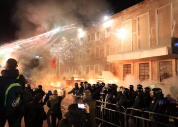Protesta para kryeministrisë/ DW: Për tri orë u përsëritën kërkesat për dorëheqjen e Ramës e Ballukut