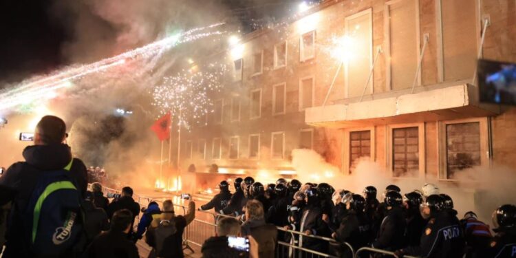 Protesta para kryeministrisë/ DW: Për tri orë u përsëritën kërkesat për dorëheqjen e Ramës e Ballukut