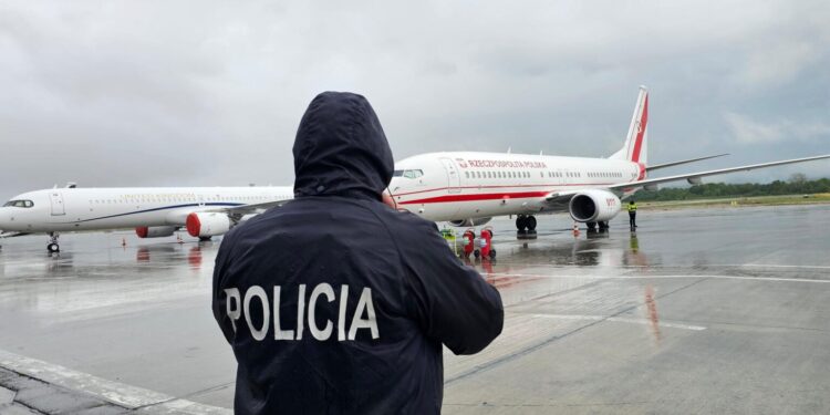 Rinas/ Dokumente false dhe kontrabandë, arrestohen në aeroport 6 kinezë dhe një bjelloruse