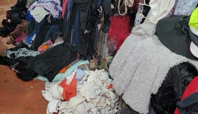 Tregtarët e rrobave të përdorura në Durrës mes lotësh: Na u dëmtua malli, duam dëmshpërblim!