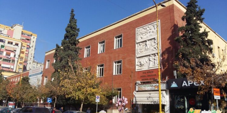 Detaje nga dhuna te “Mbretëresha Geraldinë”: Mjeku kapi për fyti kryeinfermieren pas debatit për…/ EMRI