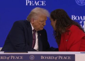 ‘Kokë më kokë’ me Donald Trump, Vjosa Osmani firmos marrëveshjen në Davos