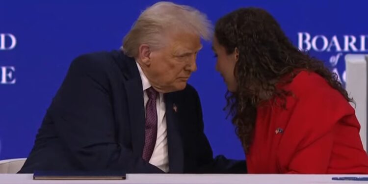 ‘Kokë më kokë’ me Donald Trump, Vjosa Osmani firmos marrëveshjen në Davos