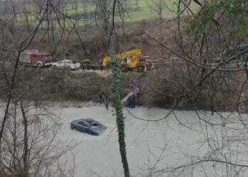 Bie në përrua një makinë në Klos, dyshohet se drejtuesin e ka marrë uji