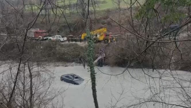 Bie në përrua një makinë në Klos, dyshohet se drejtuesin e ka marrë uji