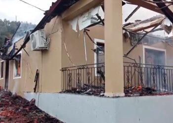 Përfshihet nga flakët një banesë në Elbasan, zjarrfikësja në vendngjarje, shpëtojnë mrekullisht tre anëtarë të familjes