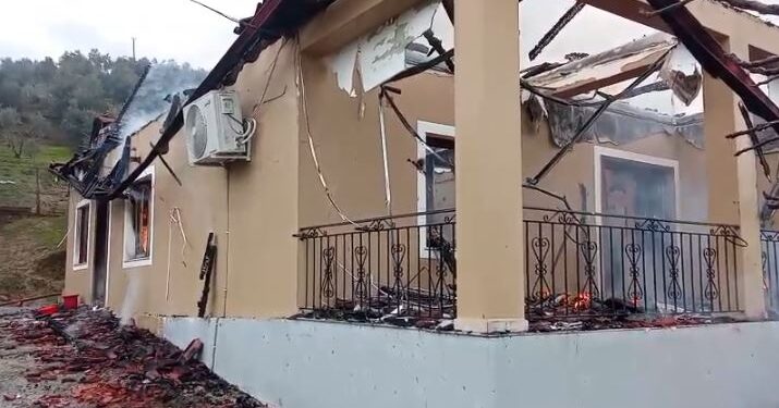 Përfshihet nga flakët një banesë në Elbasan, zjarrfikësja në vendngjarje, shpëtojnë mrekullisht tre anëtarë të familjes
