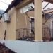 Përfshihet nga flakët një banesë në Elbasan, zjarrfikësja në vendngjarje, shpëtojnë mrekullisht tre anëtarë të familjes