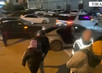 U kapën duke transportuar 5 emigrantë të paligjshëm, arrestohen dy të rinj në Tiranë