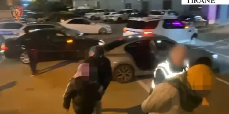 U kapën duke transportuar 5 emigrantë të paligjshëm, arrestohen dy të rinj në Tiranë