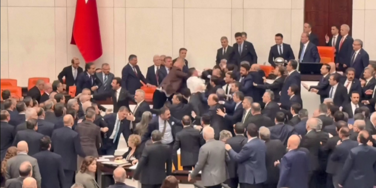 Plas grushti në Parlament