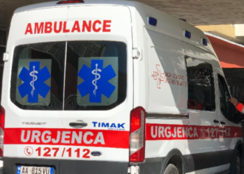 Aksident në Korçë, “Benz-i” përplas të moshuarën në vija të bardha