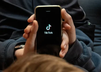 “TikTok krijon varësi”/ KE: Truri i përdoruesve kalon në “autopilot”
