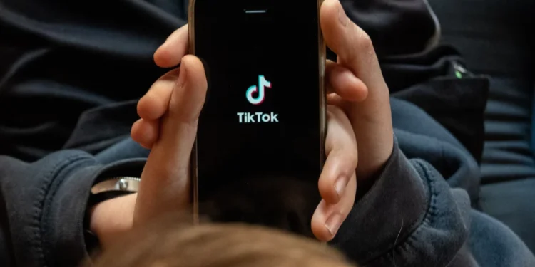 “TikTok krijon varësi”/ KE: Truri i përdoruesve kalon në “autopilot”