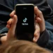 “TikTok krijon varësi”/ KE: Truri i përdoruesve kalon në “autopilot”