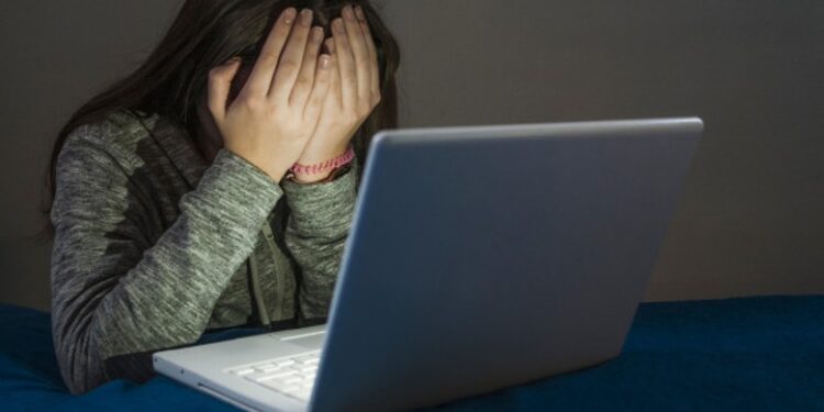 Rriten rastet e dhunës online, CRCA: 615 raste në 2025, kryesojnë vajzat