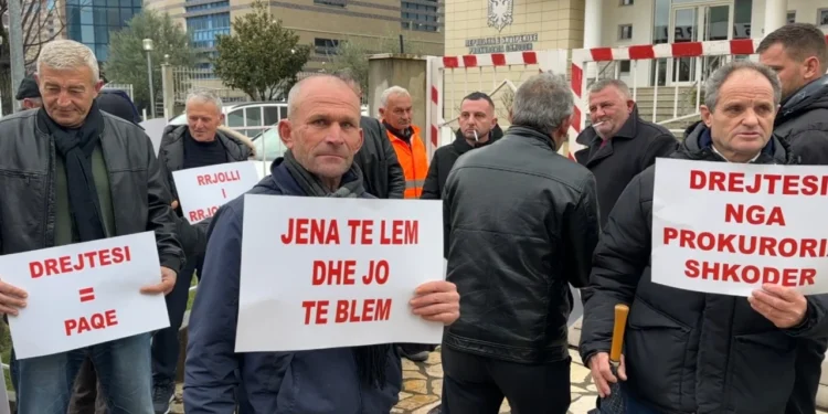 Vijojnë protestat për tokën, banorët e Rrjollit mblidhen përpara Prokurorisë së Shkodrës