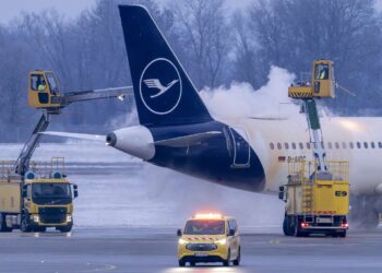 Stuhia e dëborës godet Mynihun, mbi 500 pasagjerë bllokohen në avion