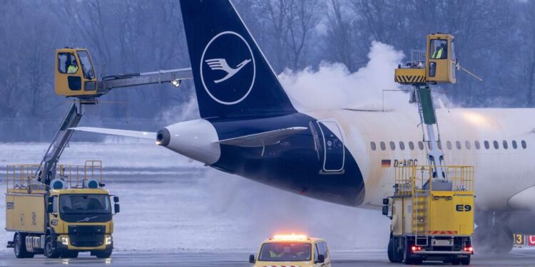 Stuhia e dëborës godet Mynihun, mbi 500 pasagjerë bllokohen në avion