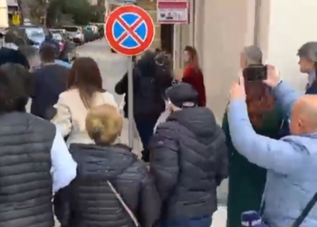 Banorët përplasen me këshilltarët dhe i ndalojnë të hyjnë në godinë e bashkisë në Durrës