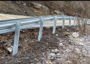 Rrëshqitja e dherave bllokon rrugën Maliq–Lozhan–Strelcë, paralizohet qarkullimi
