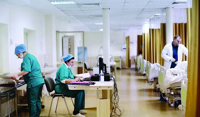Shëndetësia “nga xhepi”, familjet shqiptare paguajnë faturën më të lartë në rajon