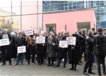 Kundër ndërtimit të resortit turistik, banorët e Rrjollit protestojnë para SPAK-ut