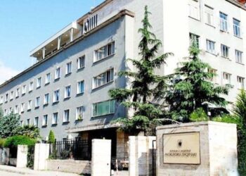 Përmbytjet në Durrës/ Prokuroria ‘i shkon’ në zyrë Sakos, sekuestrohen dosjet për argjinaturën e Erzenit