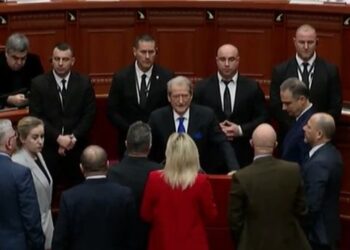 “Po mbroni v*thet e Belindës”, Peleshi i heq fjalën Berishës, reagojnë deputetët e PD