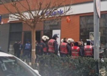 Grabiti me kallashnikov bankën në Tiranë, lihet në burg Bardhyl Fusha