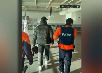 Getinjo shihet i shoqëruar me policë në aeroport