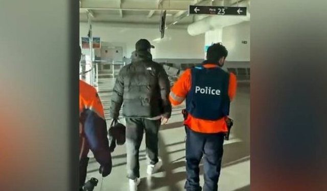 Getinjo shihet i shoqëruar me policë në aeroport