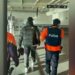 Getinjo shihet i shoqëruar me policë në aeroport