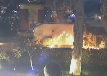 Tensione në protestë, autoboti i ujit në flakë