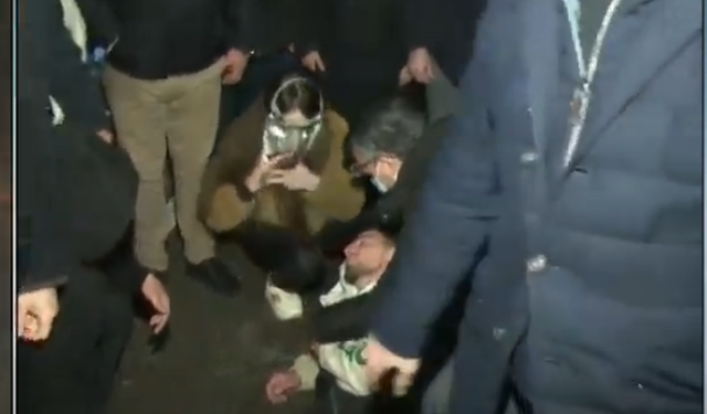 Policia ‘mbyt’ me gaz lotsjellës protestuesit, i riu humb ndjenjat