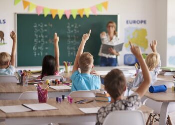 Pas administratës dhe mjekëve, propozohet rritje pagash 2.5% edhe për 36,3 mijë mësues dhe edukatorë