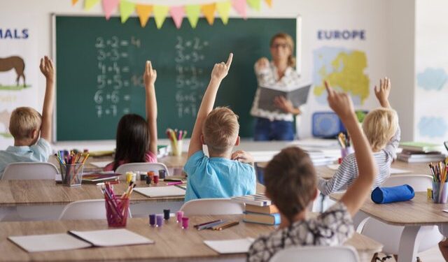 Pas administratës dhe mjekëve, propozohet rritje pagash 2.5% edhe për 36,3 mijë mësues dhe edukatorë