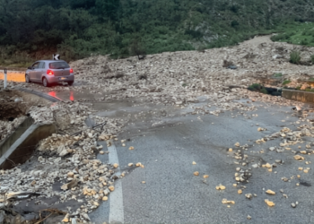Moti i keq në Himarë/ Rruga kryesore e fshatit Shën Vasil bllokohet nga rrëshqitja e dherave