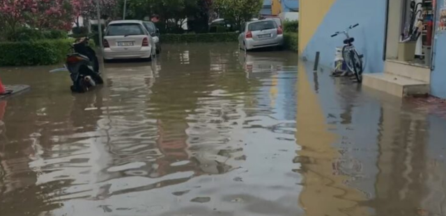 Reshjet e shiut përmbysin Lezhën, probleme me energjinë elektrike në disa zona