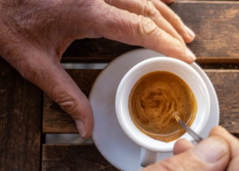 Koha më e mirë për të pirë kafe që të mos ndikojë në gjumin tuaj