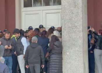 Protestë te Bashkia e Durrësit, banorët e prekur nga projekti “TID” përplasen me këshilltarët dhe policinë