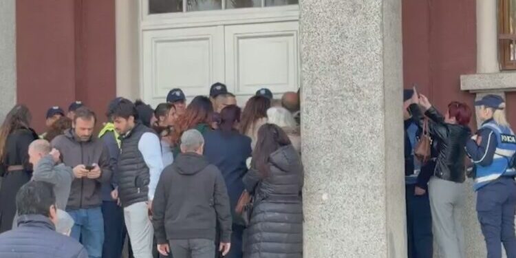 Protestë te Bashkia e Durrësit, banorët e prekur nga projekti “TID” përplasen me këshilltarët dhe policinë