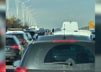 Bllokohet autostrada Tiranë-Durrës, trafik i rënduar te mbikalimi i terminalit