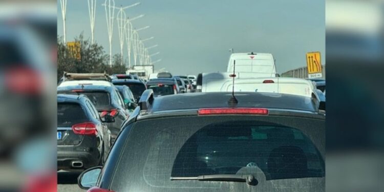 Bllokohet autostrada Tiranë-Durrës, trafik i rënduar te mbikalimi i terminalit