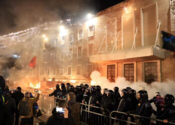 SafeJournalists Network denoncon rrezikun për gazetarët gjatë protestës së opozitës në Tiranë