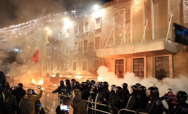 SafeJournalists Network denoncon rrezikun për gazetarët gjatë protestës së opozitës në Tiranë