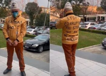 Me pranga në duar, qytetari zgjedh mënyrën e veçantë për t’i dhënë mesazh Ramës dhe Ballukut