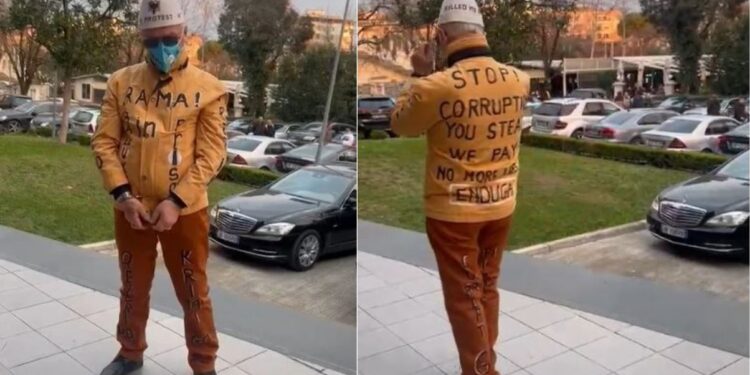 Me pranga në duar, qytetari zgjedh mënyrën e veçantë për t’i dhënë mesazh Ramës dhe Ballukut